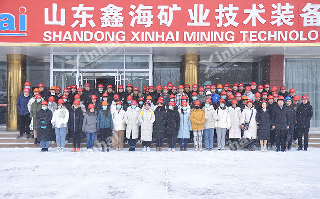  Teachers and students of Shandong University of Science and Technology take a group photo with Xinhai people