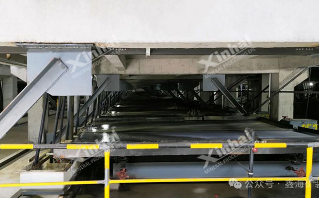 Zirconium-titanium ore gravity separation Shaker on the lower floor of the workshop